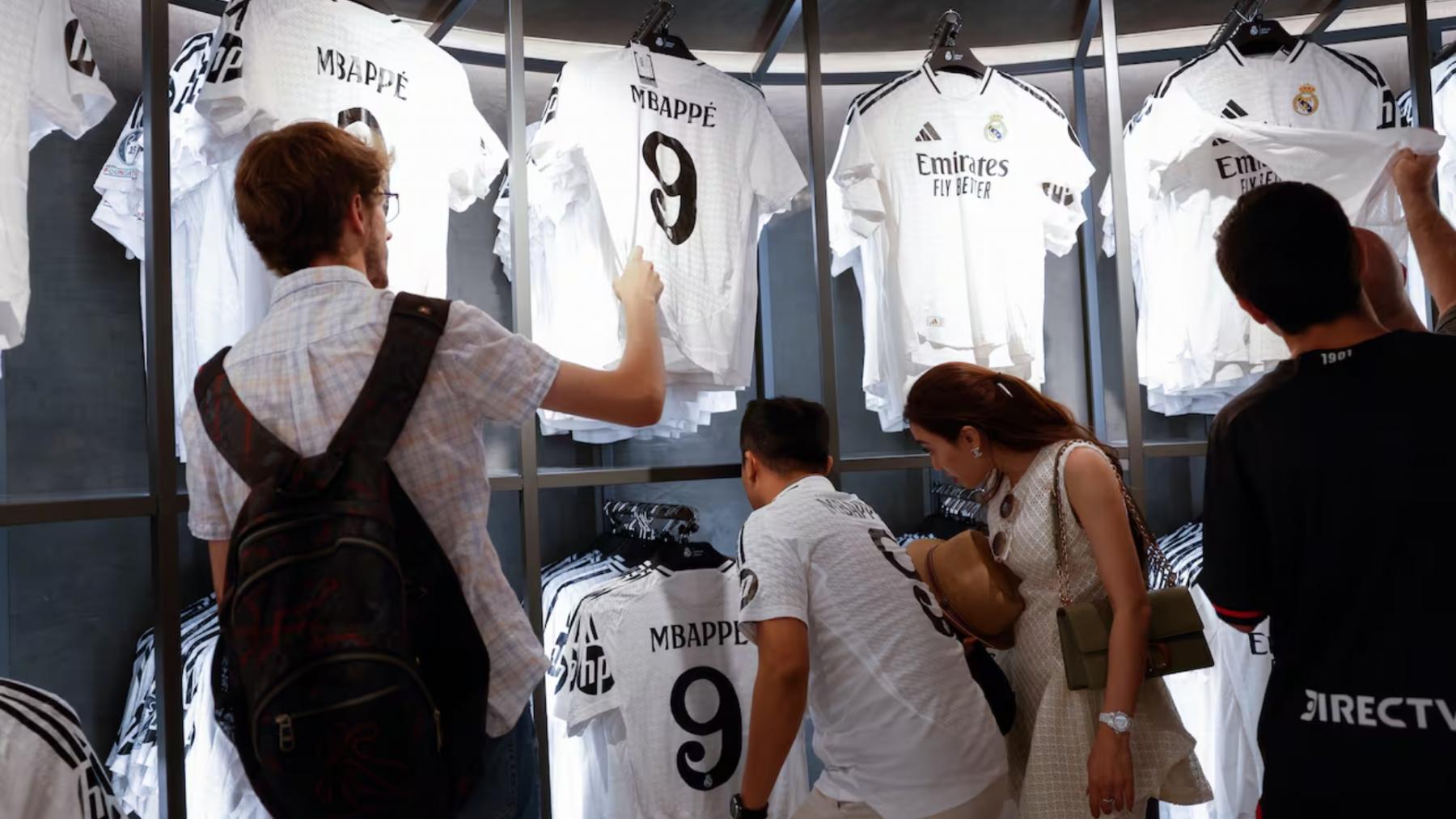 Aficionados adquieren camisetas de Mbappé